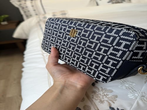 شنطه تومي اليوميه مربعه حجم صغير