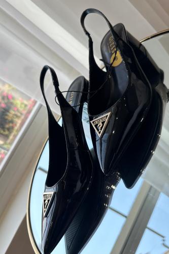 شوز قيس لون اسود بشعار ذهبي مقاس٣٨