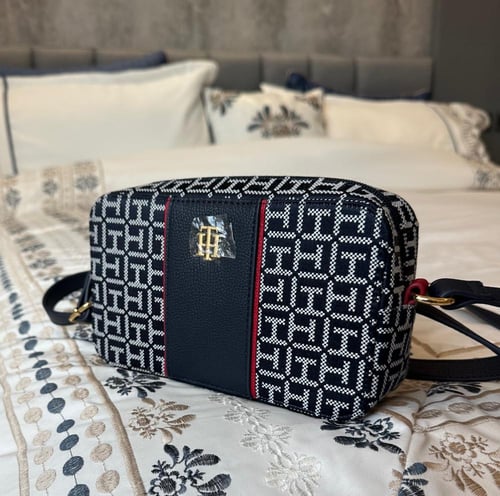 شنطه تومي اليوميه مربعه حجم صغير