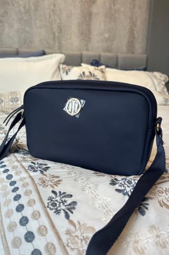 شنطه تومي لون كحلي حجم صغير شكل مربع