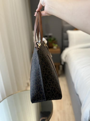 شنطه كيلفن كلاين سقنتشر بني