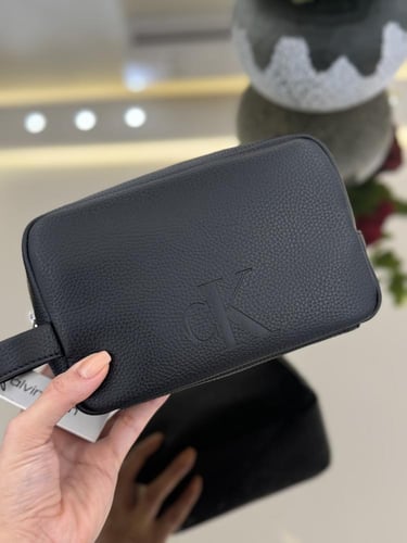 شنطه كيلفن كلاين رجاليه لون اسود