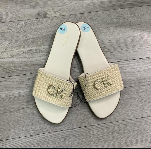 صندل كيلفن كلاين ابيض قش ٣٩