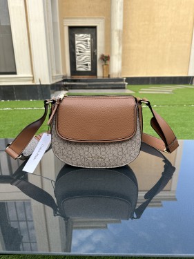 شنطه كيلفن كلاين نص مع محفظه سماعات