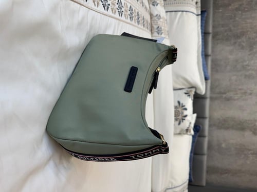 شنطه تومي متوسطه