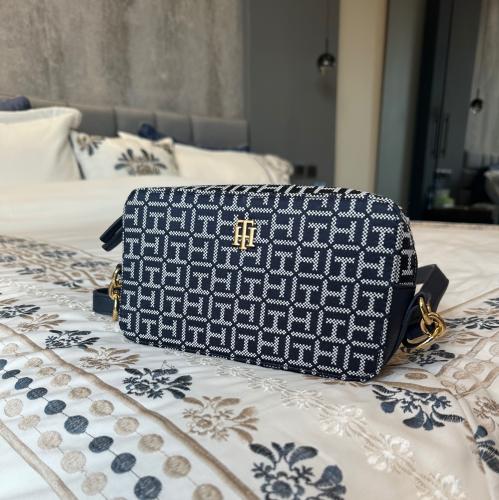 شنطه تومي اليوميه مربعه حجم صغير