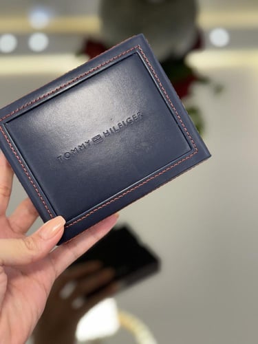 محفظة رجاليه من تومي اللون جملي