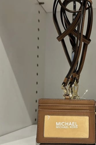 كارد هولدر مايكل كورس لون كريمي