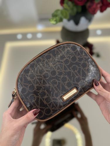 شنطه كيلفن كلاين سقنتشر بني لماع