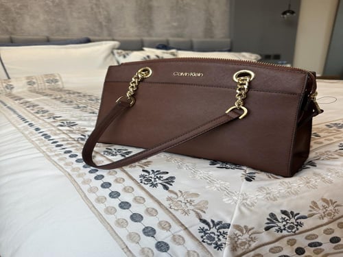 شنطه كيلفن كلاين متوسطه بهانل كتف + استراب طويل