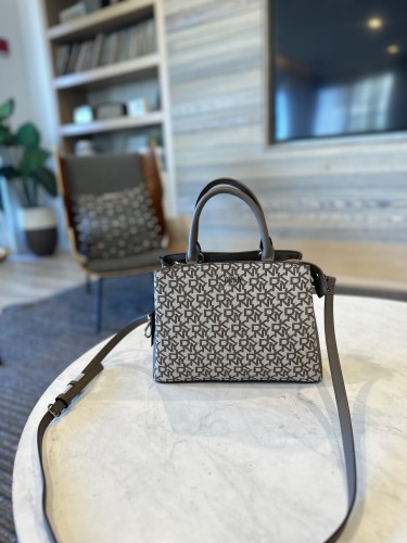 شنطه دكني سقنتشر بني حجم وسط