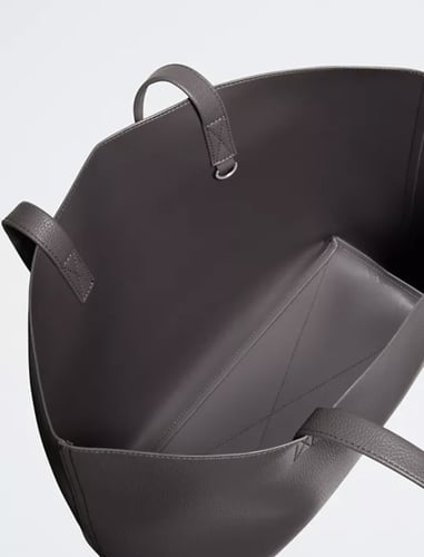 شنطه كيلفن كلاين للدوامات لون رمادي غامق