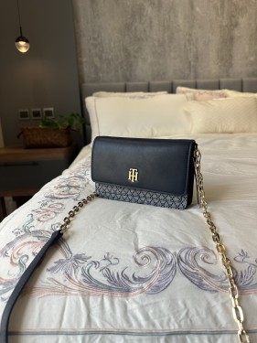 شنطه تومي كحلي مع رمادي سقنتشر