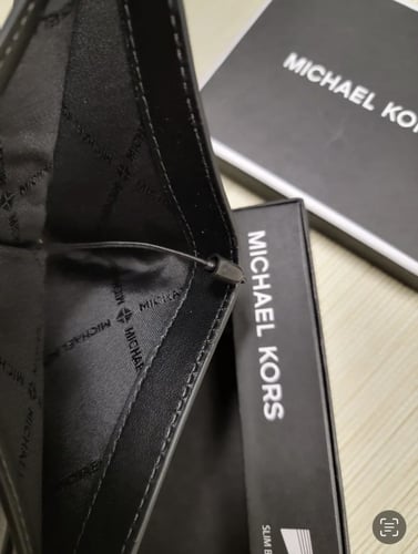 محفظه مايكل كورس الرجاليه لون كحلي سقنتشر