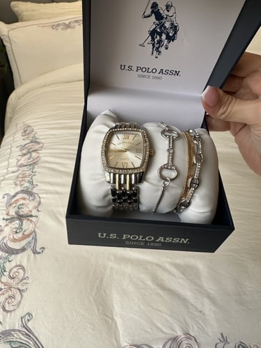 ساعه بولو نسائي مكس فضي وذهبي مع اساورها