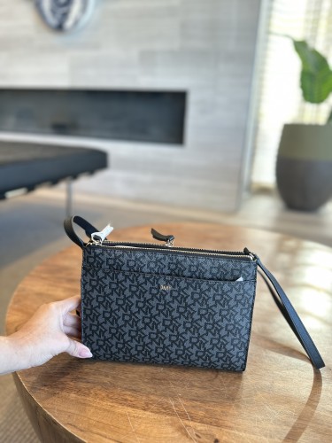 شنطه دكني اليوميه بدرجين و محفظه في الوسط