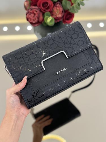 شنطه كيلفن كلاين متوسطه بجلد لماع