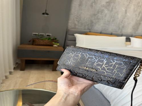 شنطه كيلفن اليوميه لون بني لماع