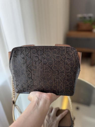 شنطه كيلفن كلاين بجلد لماع