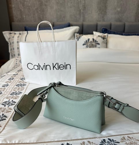 شنطه كيلفن يوميه بستراب ومحفظه