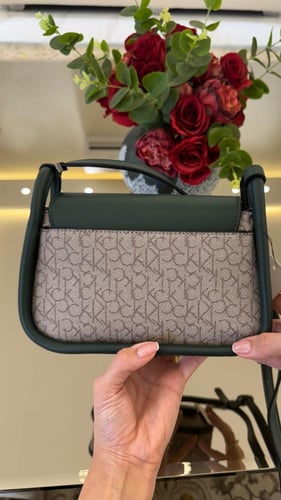 شنطه كيلفن كلاين سقنتشر مع اخضر