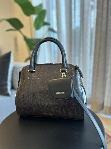 شنطه كيلفن كلاين حجم وسط لون بني لماع