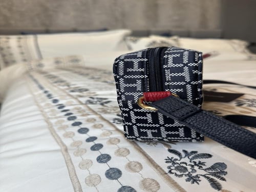 شنطه تومي اليوميه مربعه حجم صغير