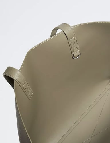 شنطه كيلفن كلاين للدوامات لون عشبي