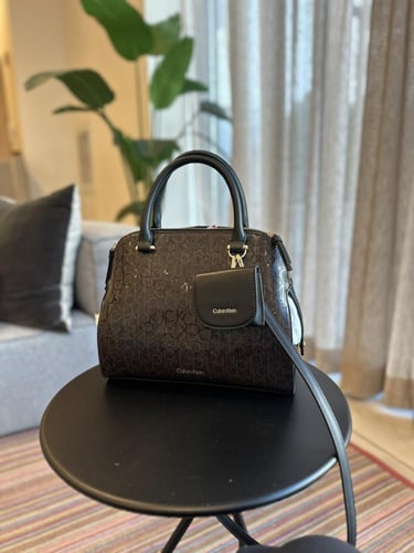 شنطه كيلفن كلاين حجم وسط لون بني لماع