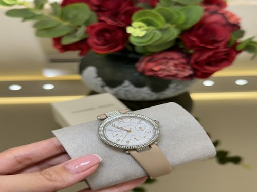 ساعه مايكل بيج بميناء كرستال