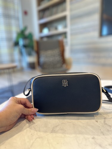 شنطه تومي اسود بحواف كريميه