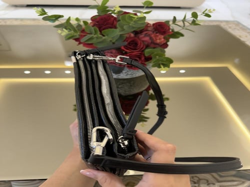 شنطه كيلفن كلاين جلد اسود مع رسمه ورده لماعه