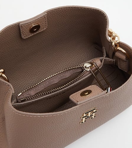 شنطه تومي لون بيج جلد كروس بدي