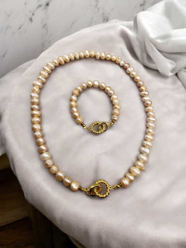 طقم من قلادة واسورة لؤلؤ زراعي طبيعي باللون البصلي...