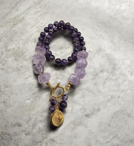 طقم راقي من حجر الجمشت الخلاب المعروف بتعزيزه للشف...