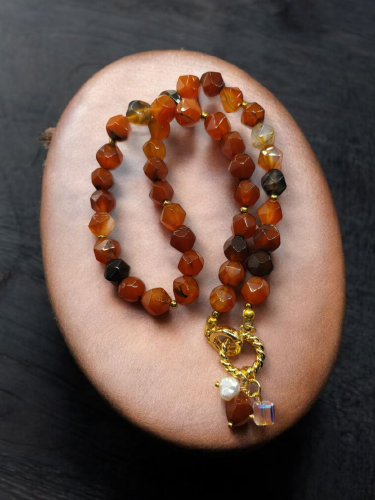 قلادة ثمينة ومميزة من حجر العقيق الكبدي، سيد الأحج...