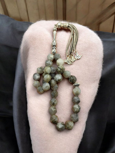 سبحة ٣٣ خرزة من حجر الطاووس الجميل الطبيعي المعروف...