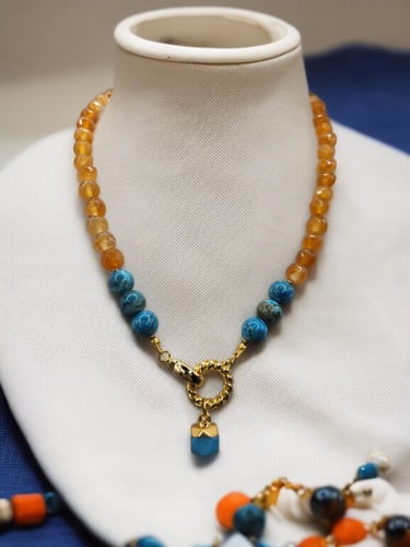 طقم جميل ومميز وملائم لفصل الصيف من العقيق الكارني...