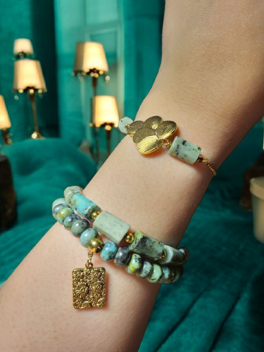 طقم جميل ومميز مكون من سلسلة ناعمة واساور من حجر ا...