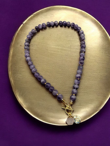 قلادة راقية ومطلية ذهب من حجر الجمشت (الاماتيست) ا...
