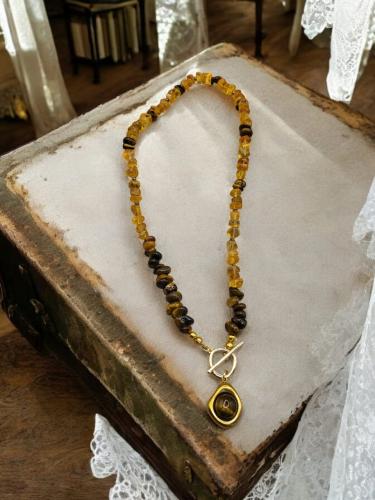 قلادة ثمينة من الكهرمان وحجر عين النمر قلادة ذات ط...