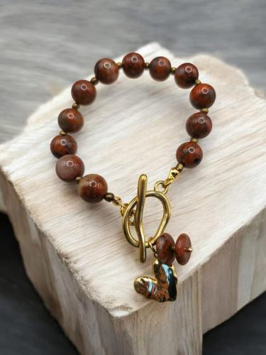 اسورة من حجر اليشم ( red jasper ) ومزين بقطعة من ا...