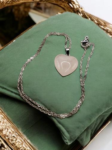 قلادة من حجر الروز كوارتز الطبيعي للارتداء اليومي