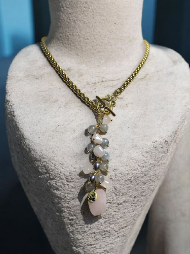 قلادة مطلية بتصميم مميز من حجر الروزكوارتز مع اللؤ...