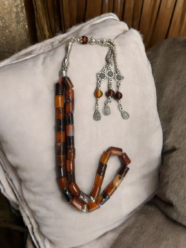 سبحة من العقيق الطبيعي بقطع برميلي مميز