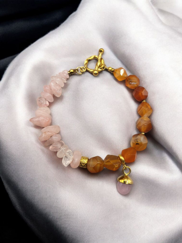 اسورة راقية ومميزة من العقيق الكرناليان مع كسر حجر...