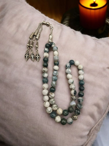 سبحة جميلة من العقيق الطحلبي ٥١ خرزة مقاس ٨مم.