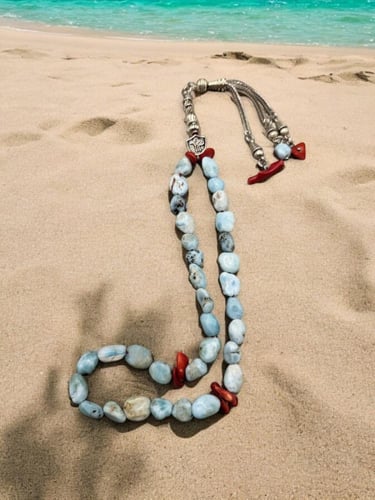 سبحة من حجر اللاريمار الطبيعي مع المرجان. قطعة ناد...