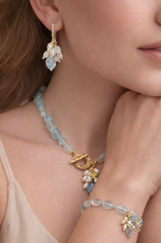 طقم مطلي مميز وجميل مكون من حجر الاكوامارين واللؤل...