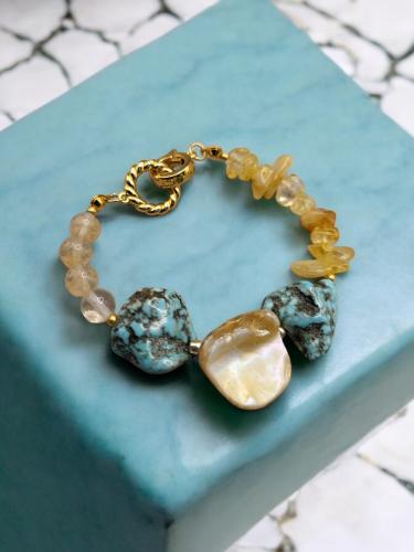 اسورة من حجر السترين والفيروز الطبيعي ومزينة بقطعة...